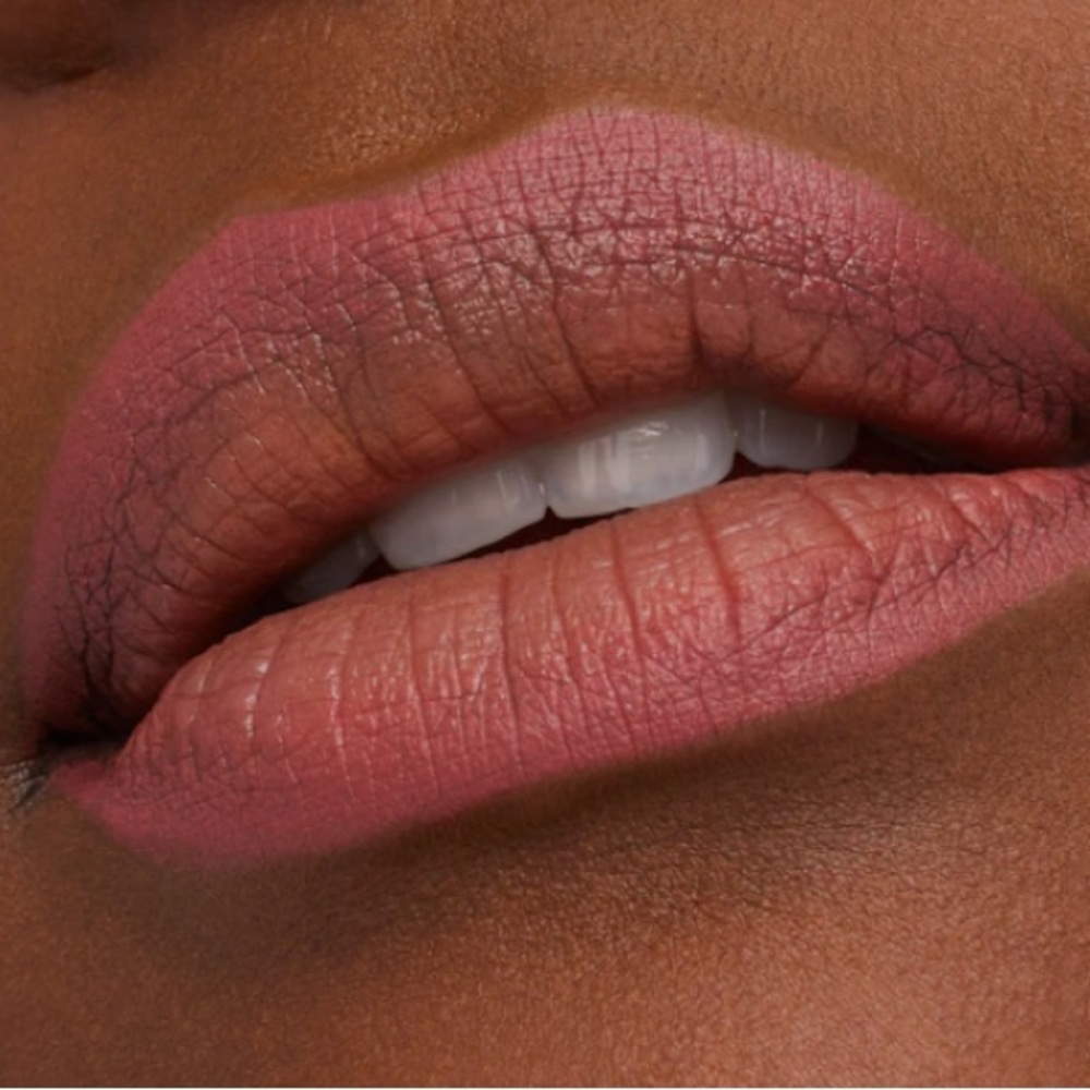 βοΈ SOAR a MAC LIP PENCIL. RETAIL $25. **NEW IN THE BOX. - Picture 4 of 14